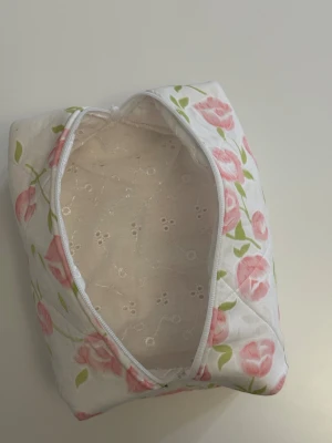 Handgjord necessär av second hand tyger - En handgjord necessär utav second hand tyger. Unik, hållbar och perfekt för att samla alla dina vardagsfavoriter i väskan. Fodrad och stängs med dragkedja. Endast ett unikt exemplar.                  Instagram: secondstitch.bymatilda 💕