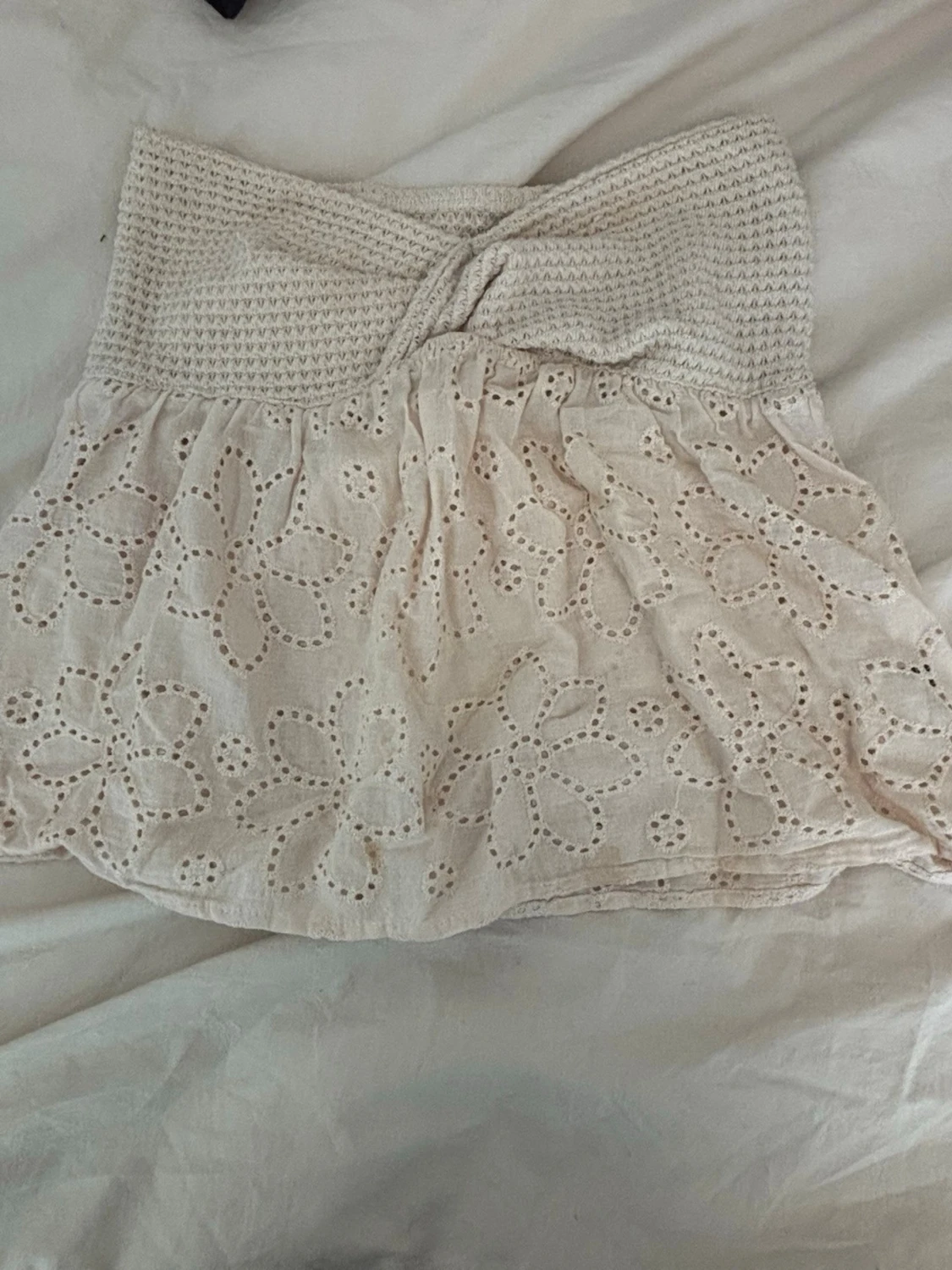 Beige tubtopp med broderade blommor