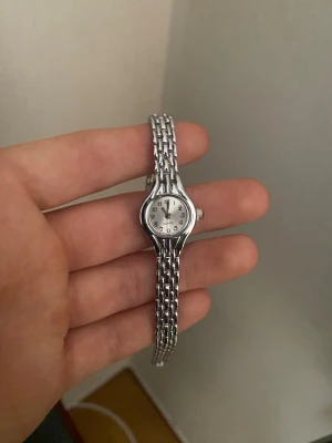 Rostfri silverklocka - Klockan är i ett perfekt skick med ett helt nytt batteri och justerbart armband som enkelt justeras hemma med hjälp av nål 📌 