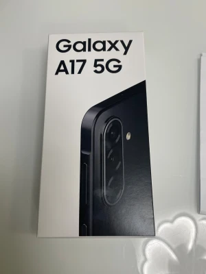 Samsung Galaxy A17 5G 128GB - Helt ny Samsung Galaxy A17 5G med 128GB lagring och 4GB RAM, svart färg. Oöppnad förpackning, komplett med garanti från Comviq. Perfekt för dig som vill ha en modern och snabb Android-telefon med 5G-stöd och bra kamera. Inga synliga defekter eller slitage.