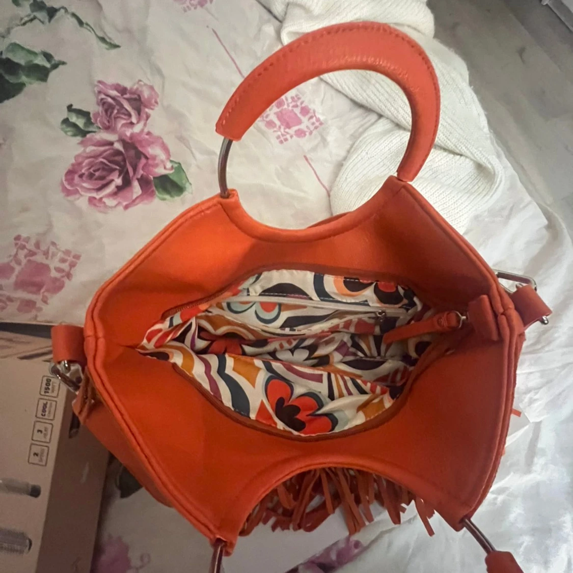Orange handväska med fransar - 1