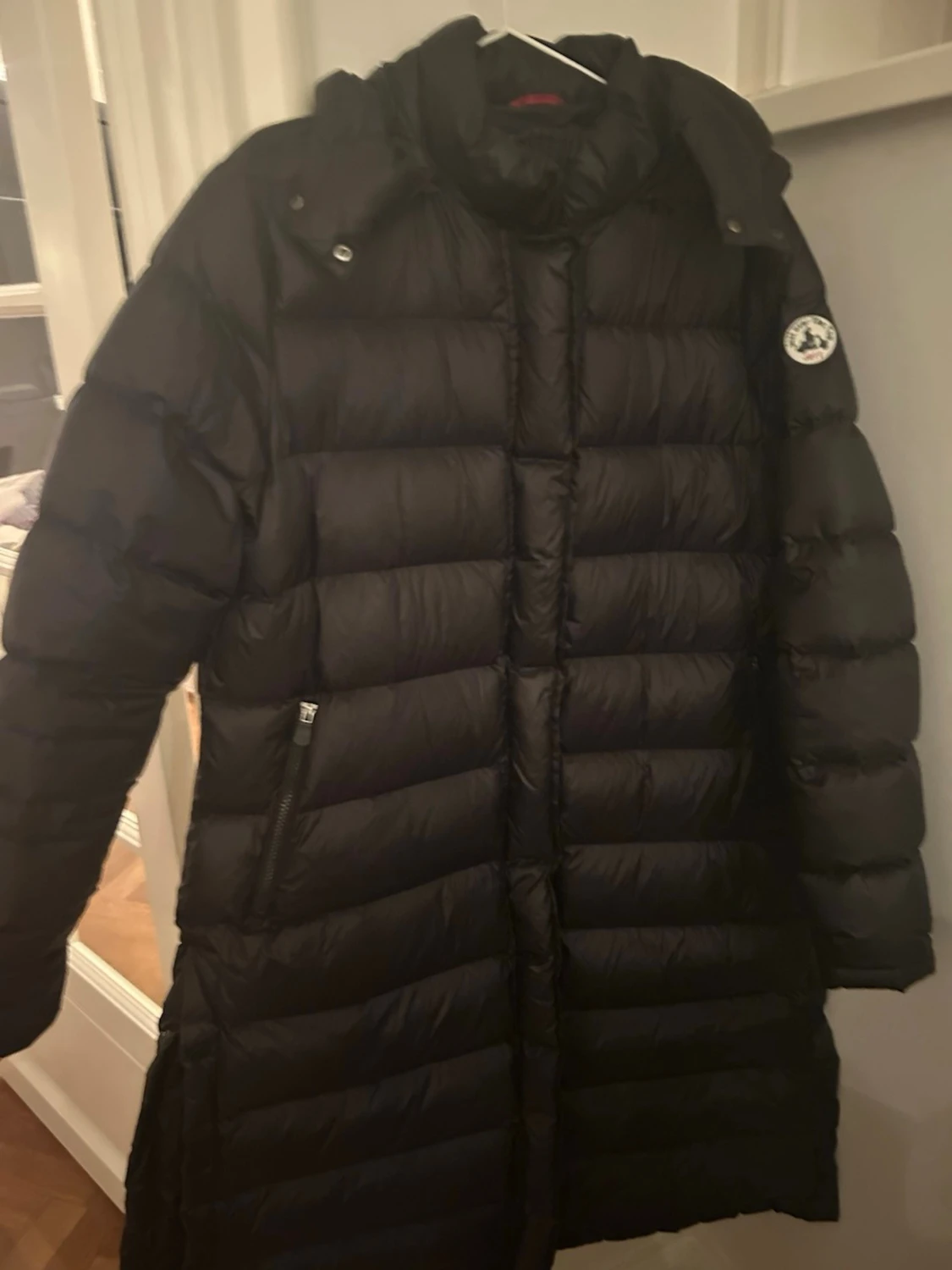 Svart lång dunjacka från JOTT