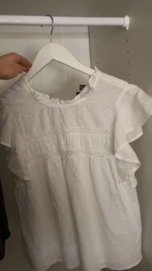 Vit blus  - Snygg vit blus från Vera moda, använd 1 gång. 