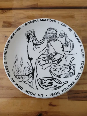 Gustavsberg samlartallrik svenska måltider 19. - I mycket bra skick. Gustavsberg, samlartallrikar, Svenska måltider Samlartallrikar, Gustavsberg, Svenska måltider, benporslin (Vintage)