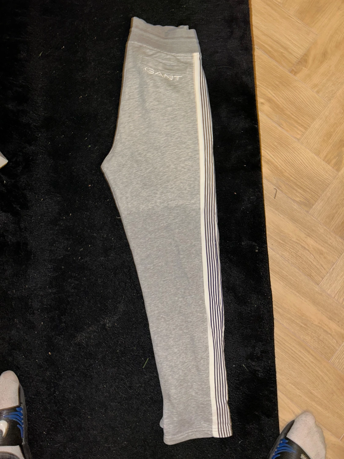 Grå mjukisbyxor från GANT med ränder - 2