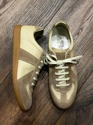 Maison Margiela gats  - Maison margiela gats || 43 || beige || använda två gånger || skriv om frågor eller funderingar ;)