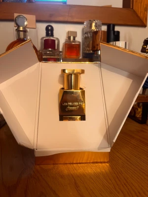 Les delices de jousset - En niche parfym från Jousset Doftar som en chokladbakelse med romkokta frukter till. Helt otrolig inför julen, säljer den då den lutade mer feminint