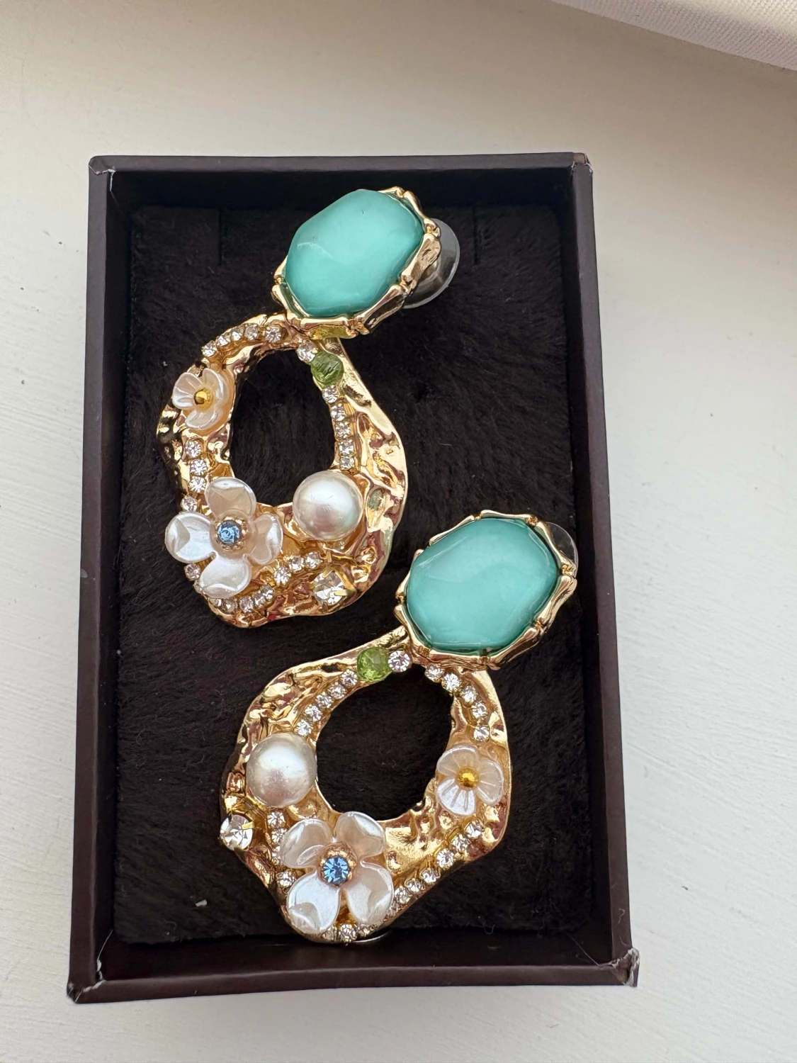 Guldiga örhängen med blommor och pärlor - 1