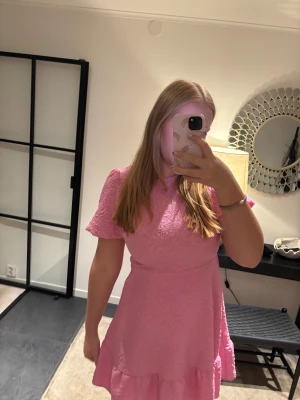 Rosa kort klänning med rosett - Jättefin rosa klänning med rosett i ryggen🌸använd 2 gånger 