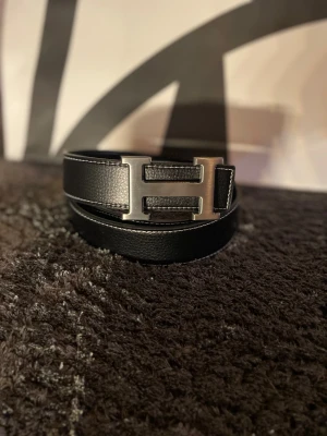 H Bälte  - Säljer mitt svarta H bälte till ett väldigt bra pric 