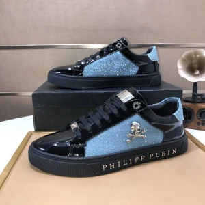 Philipp Plein glittriga sneakers blå/svart - Snygga sneakers från Philipp Plein med glittriga blå paneler och svarta lackdetaljer. Skorna har snörning, platt sula och metallplatta på tungan. Säljer dessa åt en vän