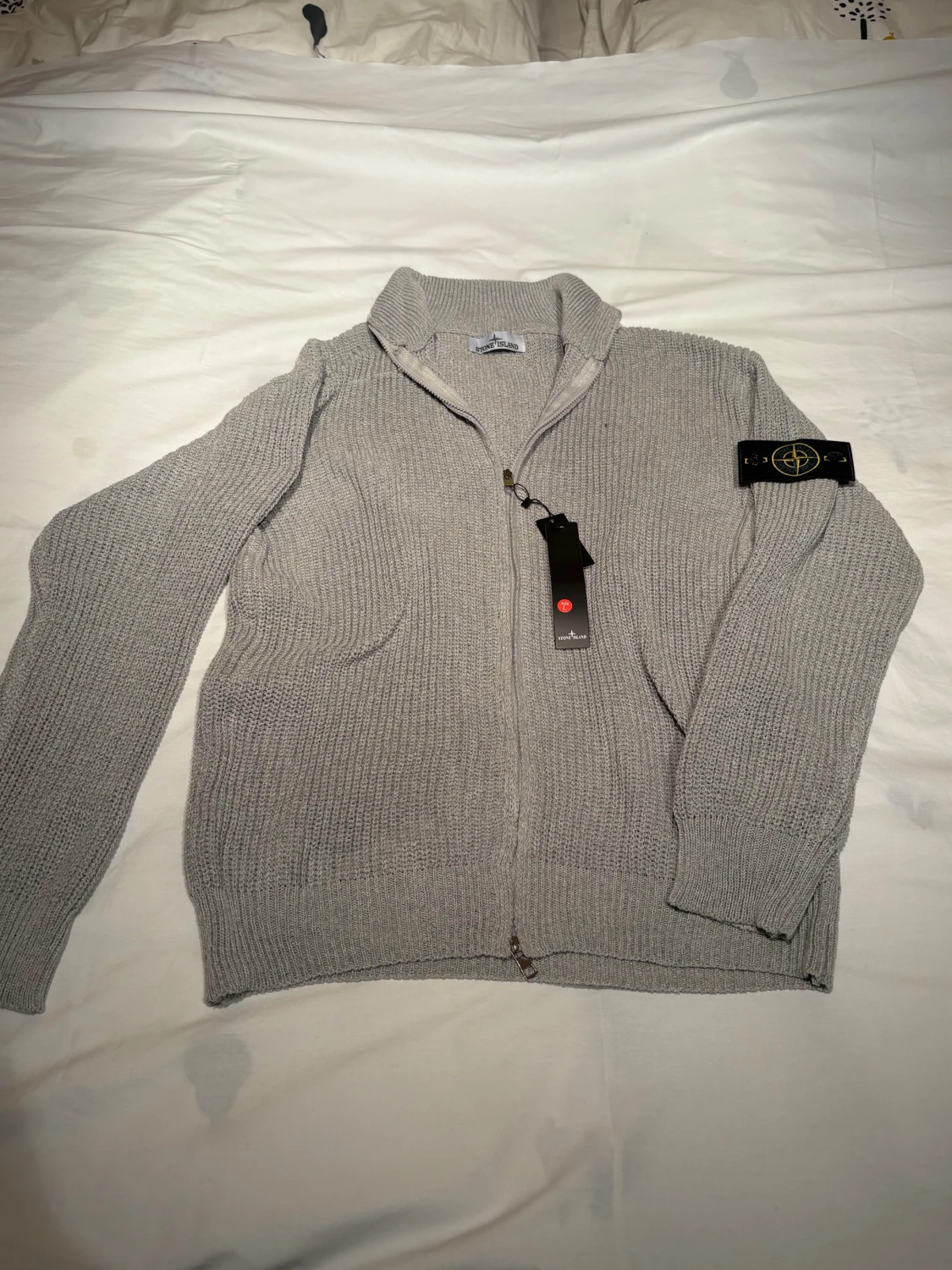 Grå/bech stickad kofta från Stone Island