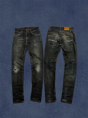 Nudie Jeans  - Säljer nu dessa sjukt snygga jeansen från Nudie Jeans med schyssta lagningar. Jeansen är i ett bra skick och är lagade på flera ställen som bidrar till vintage looken. Finns ett hål vid gylfen men det går att fixa gratis i Nudies repair shop. Skriv vid frågor