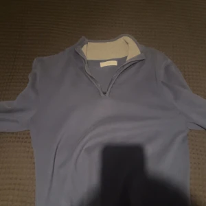 Halv zip ljus blå - Storlek S halv zip 