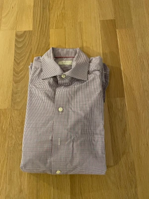 Rutig lila skjorta från Eton - Snygg rutig skjorta från Eton i lila och vitt i contemporary fit. Nypris ca 1700kr mitt pris endast 199 kr. Fraktar inom 1 dag, om du har någon fundering så är det bara att höra av sig😊