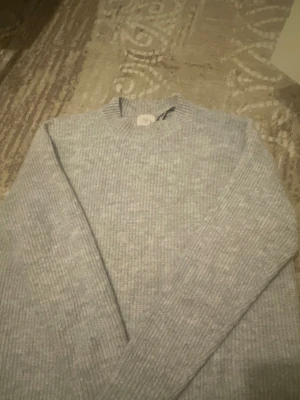 Grå stickad tröja - Super skön grå stickad tröja i storlek L, så perfekt om man vill ha en oversized cozy stickad tröja. Otroligt skön och passar S-L❤️ inga konstigheter eller defekter🌸