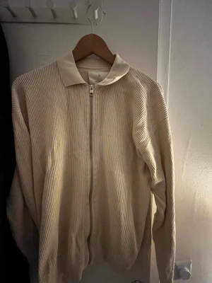 Zip tröja Jack & Jones - En mysig och stilren zip cardigan från Jack & Jones. Köptes för något år sedan och har aldrig använts. Testade den när jag fick hem den och märkte att den var stor i storleken. Den är luftig och lång i ärmarna. Tröjan är lite skrynklig efter en viss tid i garderoben men med en strykning blir det inga problem