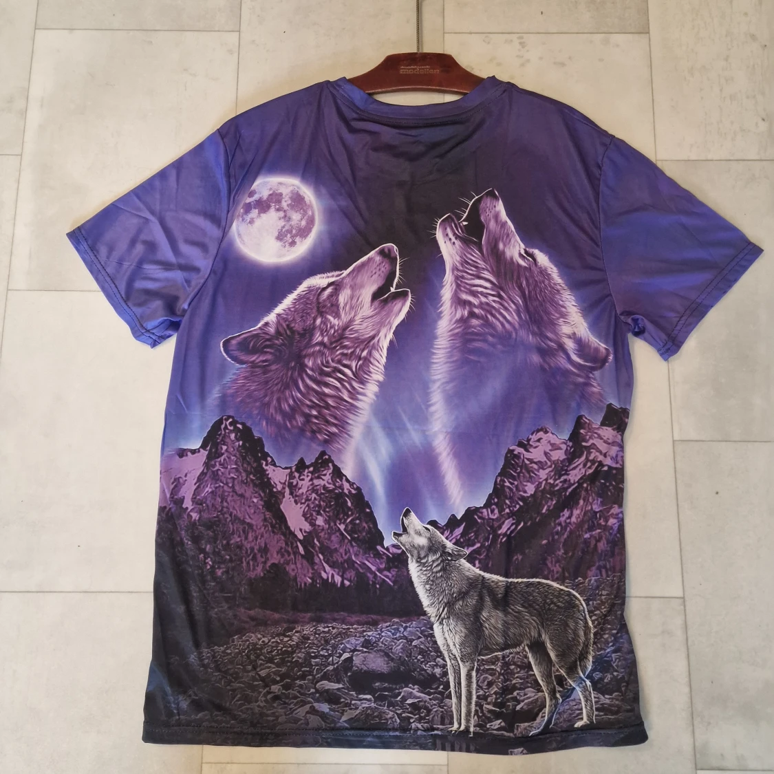 Lila t-shirt med vargar och måne - 1