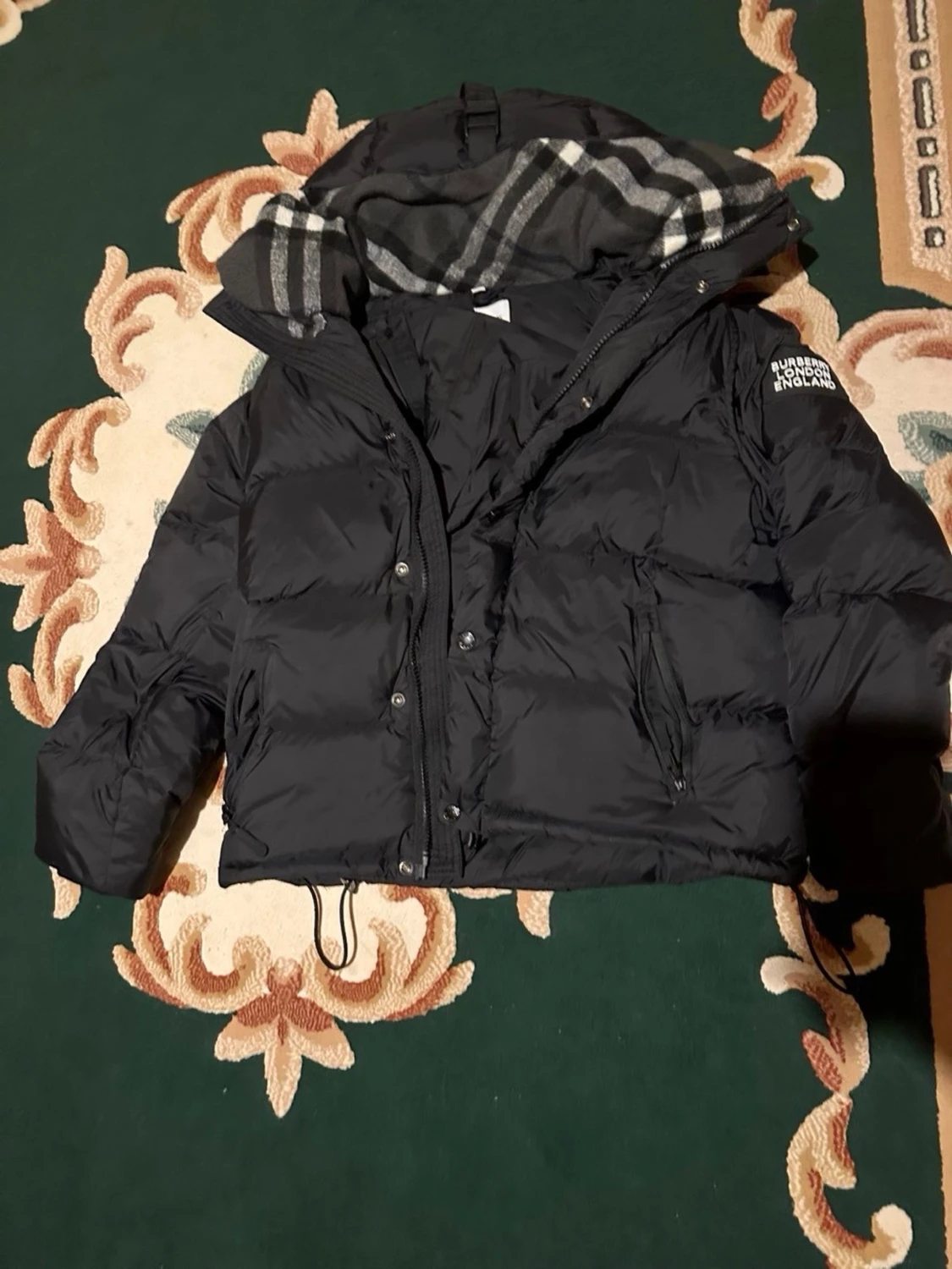 Svart Burberry pufferjacka med huva