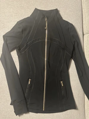 Lululemon liknande kofta - Säljer denna lululemon A-kopian i färgen svart med guld detaljer