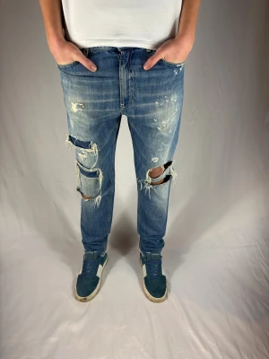 Dondup Jeans - Dondup Jeans | Pris = 599 kr | Storlek 33 | Modellen är 186 cm | Jeansen har orginal slitningar från fabrik | Hör av dig vid minsta fundering 
