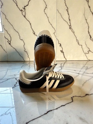 Adidas Samba Wales Bonner X Samba Pony Black - Adidas Samba Wales Bonner X Samba Pony Black size 43 - skick 10/10. Köpt för 4000 -> säljs för 2699kr, kvitto finns✅
