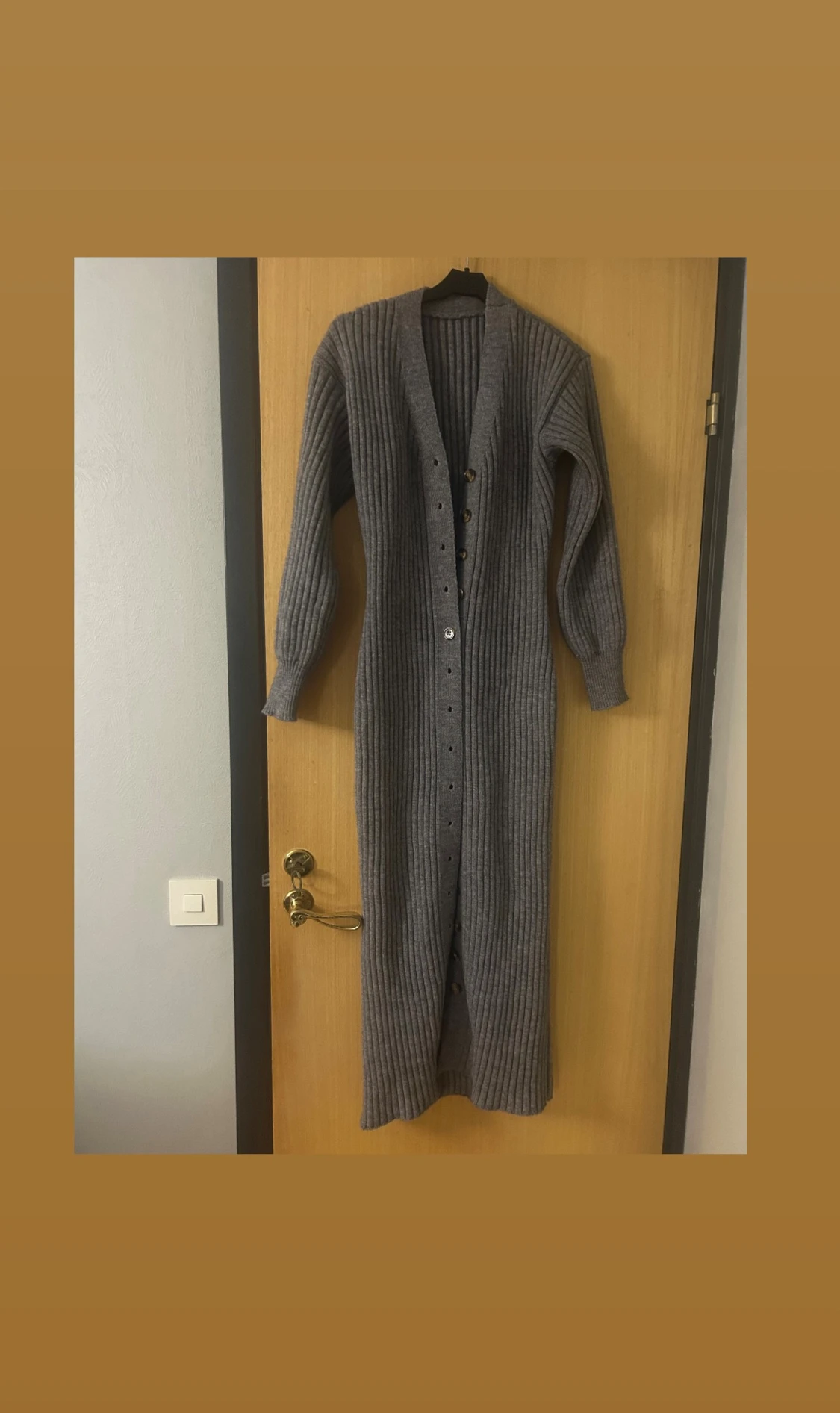 Grå lång stickad klänning med knappar - 1