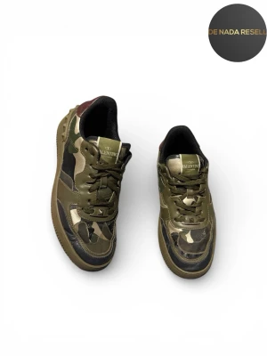 Valentino Rockrunner - Säljer ett par Valentino Rockrunner skor! med grön, beige och svart camouflage. Skick 7/10. Nypris Ligger på 7600 mitt pris 1199! Endast skorna ingår. Hör av er vid frågor eller prisförslag!🙌✌️