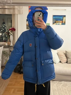 Blå Expedition Down Lite dunjacka Fjällräven - Blå Expedition Down Lite dunjacka från Fjällräven. Jackan är använd 2 vintrar och köpt ny. Kvitto finns. Mycket bra skick! Storlek M, passar mig bra som har xs/s i kläder🩵💙
