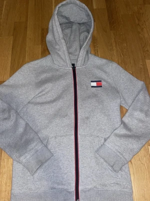 Tommy hilfiger zip up - Grå Tommy Hilfiger zip up i perfect skick 
