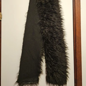 Svart fluffigt tyg - Svart fluffigt tyg. 175cm långt, 16cm brett