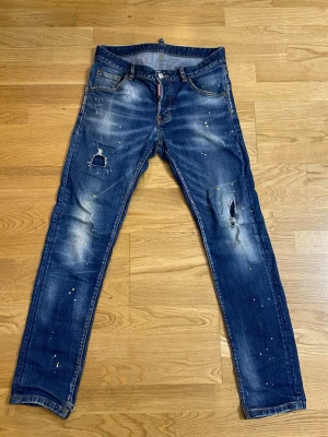Blue Dsq2 jeans  - Dsquared2 jeans äkta från Italien köpt ett tag sen en gammal version av den. Borttappad kvitto och påse. Pris kan diskuteras 