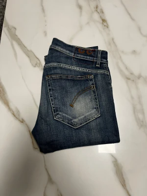 Dondup jeans - Säljer nu ett par riktigt feta Dondup jeans. Storlek W32, Längden är 95,6 cm från midjan och ner. Jeansen har ett hål på det vänstra benet nära fickan som man kan se på bilderna, men enligt mig spär det en fin design på jeansen. Om du har några fler funderingar så är det bara att fråga på! ❇️