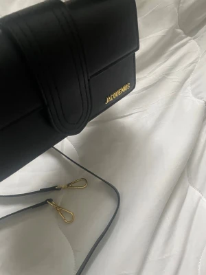  Jacquemus väska  - Hej! Väskan är i mycket bra skick använd några gånger men inga skador/hål o så vidare. Priset kan diskuteras.