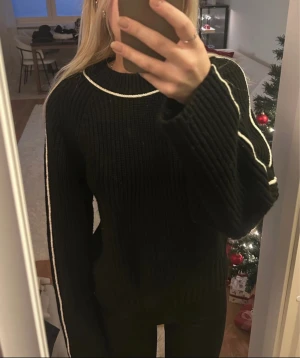 svart tröja - säljer en jätte fin svart tröja som jag tidigare köpt på vinted, och lånad bild från tjejen jag köpte av. fick den i super bra skick och har ej använt den!💓