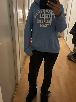 Säljer en ljus blå hoodie  - Den är mysig och väldigt fin i färgen!