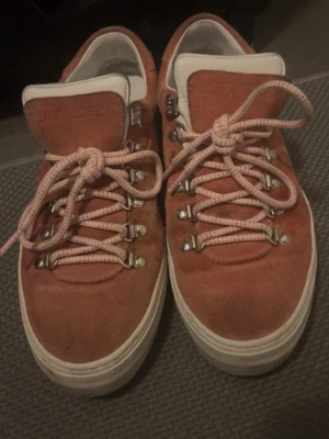 Diemme  - Säljer ett par snygga rosa sneakers från Diemme, tillverkade i Italien. 