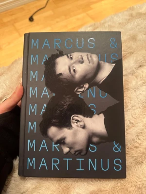 Marcus och Martinus bok  - En bok som jag köpte för länge sedan som jag länge inte vill ha. Marcus och Martinus - Två röster, en historia berättat av Frida Söderlund. Har läst ut den en gång och den är i jätte bra skick. Perfekt för dig som älskar musik, Marcus och Martinus och deras bakgrund. 🌟🌟🌟