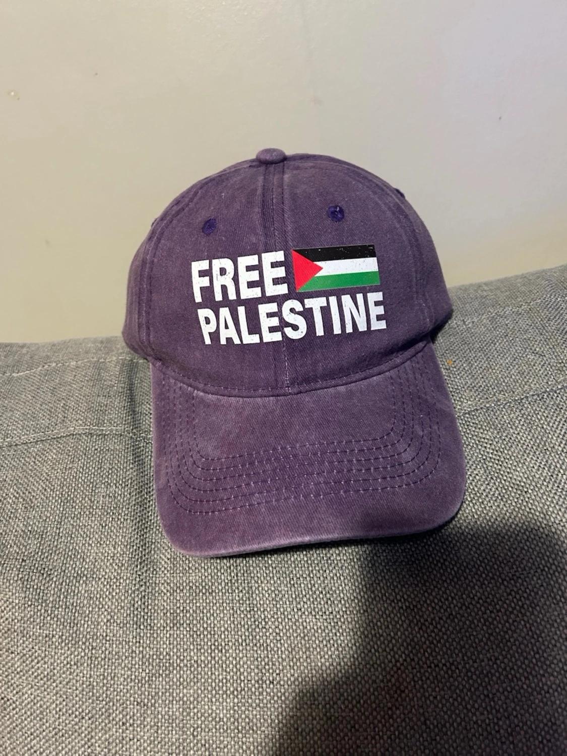 Lila keps med texten Free Palestine 