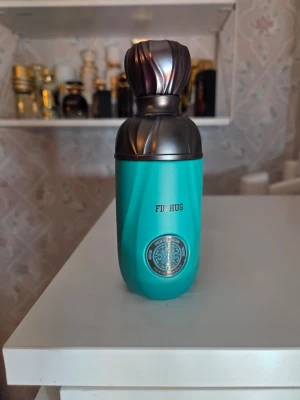 Fig Hug Perseviron parfym - Upptäck Fig Hug från Perseviron – Paris corner, frisk unisex parfym med fikon, fikonmjölk och citron. Innehållet går ej att se men uppskattar att det är 80 ml kvar. 