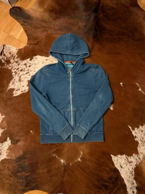 Vintage Nudie Hoodie - Tjena! Säljer denna riktigt snygga nudie hoodien som inte går att få tag på längre, hoodien har riktigt snygg zip och är i fint skick, storlek M, skulle säga att färgen är lite lite ljusare i verkligheten, hör av dig vid funderingar!🙌