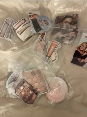 Caia stickers  - Helt nya, 10kr styck eller om man köper fler så får man rabatt💗skriv privat för fler bilder 