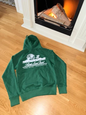 Aime Leon Dore hoodie - Säljer nu en helt ny ALD hoodie i färgen grön o strl S. Riktigt snygg och passar dig som är 175-185. Bara att skriva ett DM vid intresse!