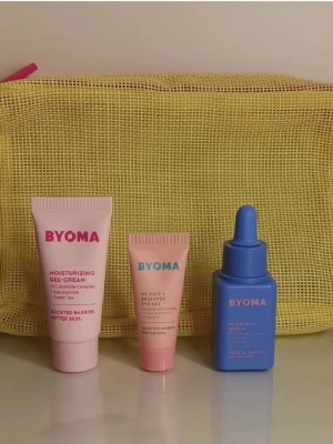 BYOMA hudvårdsset med serum och gel - Säljer ett BYOMA hudvårdsset med en rosa Moisturizing Gel-Cream, en ljusrosa De-Puff + Brighten Eye Gel och ett blått Hydrating Serum med pipett. Produkterna innehåller ceramider, niacinamid, hyaluronsyra och vitamin C. Perfekt för dig som vill boosta din hudrutin.