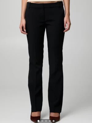 Svarta kostymbyxor från bikbok - Helt nya!! Säljer för har 2 par i modellen Vera low waist från bikbok, pris kan diskuteras vid snabbt köp