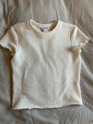 Vit T-shirt  - Fint skick knappt använd