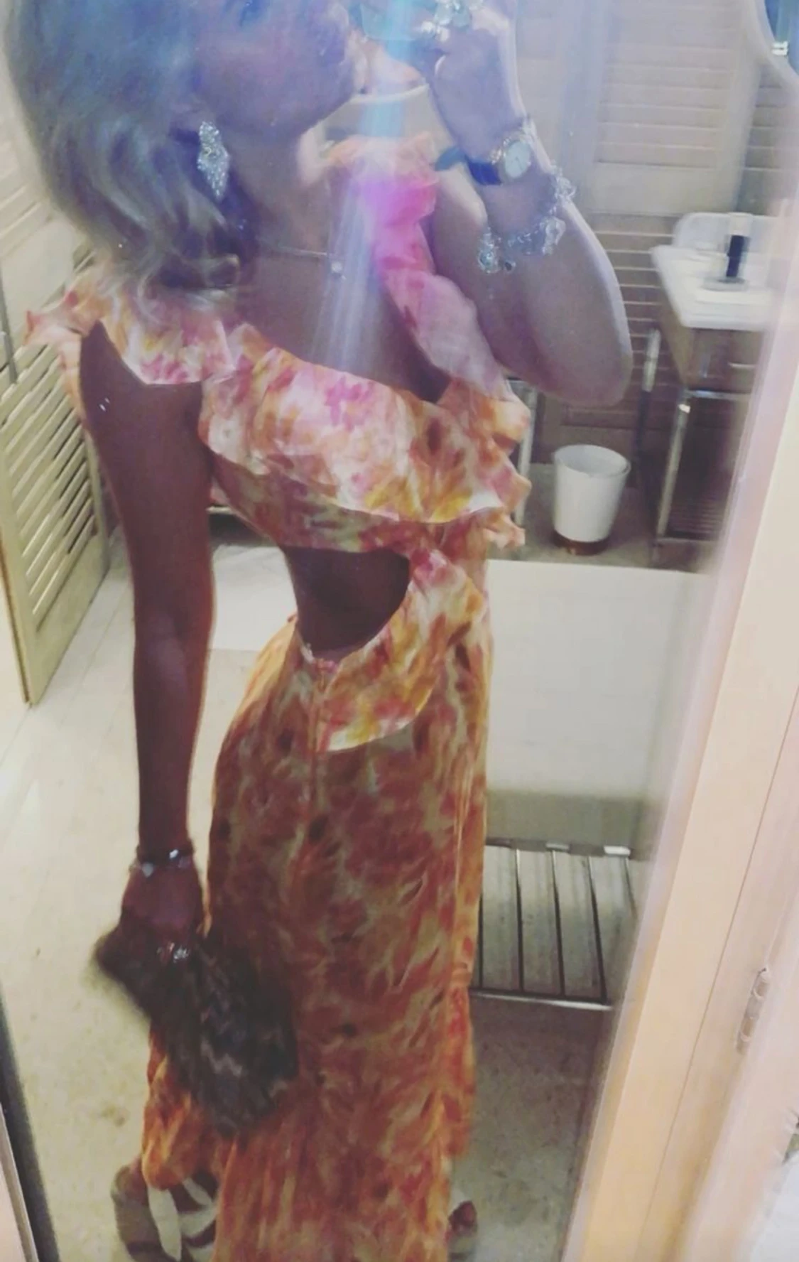 Färgglad cut out långklänning med volang