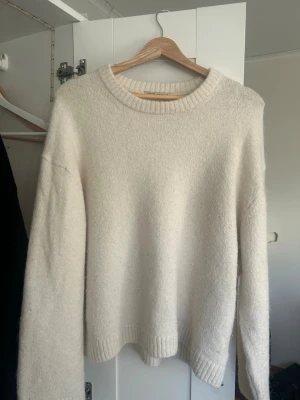 Vit stickad tröja från Gina - Stickad tröja från Gina i storlek M.