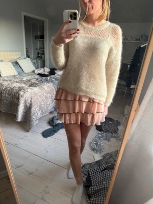 Ljusrosa volangkjol med svarta kanter - Supersöt ljusrosa kortkjol med flera lager volanger och tunna svarta kanter. 