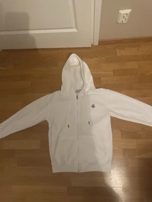 Vit monclear zipp  - En vit monclear zipp i bomulls material den är väldigt luftig och skön